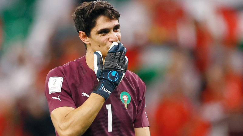 ياسين بونو تصدّى لركلات ترجيح حاسمة وقاد المغرب للتأهل إلى ربع نهائي المونديال على حساب إسبانيا. أ.ف.ب