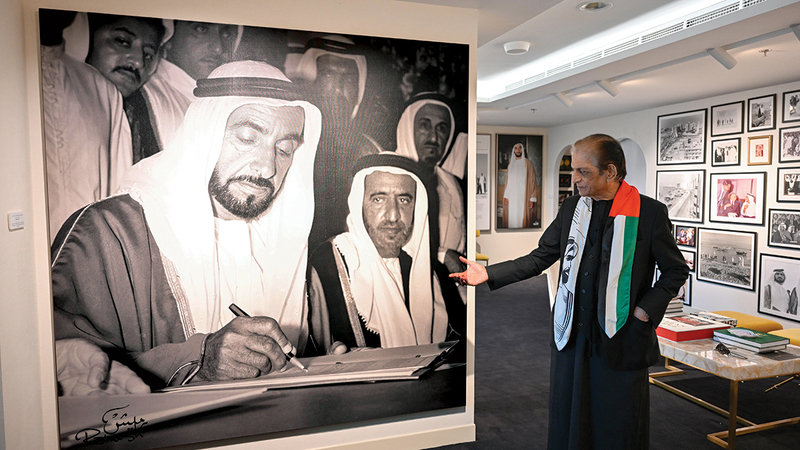 توثّق صور راميش شوكلا لحظات ومراحل مهمة من تاريخ الإمارات.  تصوير: أحمد عرديتي