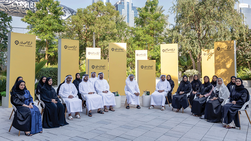 حمدان بن محمد خلال لقائه فريق «فرجان دبي».  من المصدر