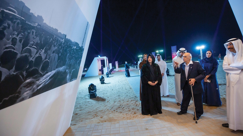 لطيفة بنت محمد خلال جولتها في افتتاح مهرجان «المرموم: فيلم في الصحراء». وام