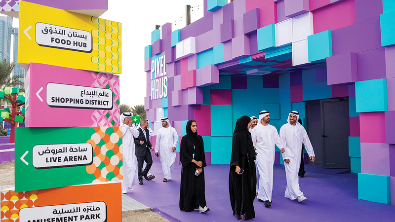 ذياب بن محمد خلال جولته في أروقة المهرجان. تصوير: نجيب محمد