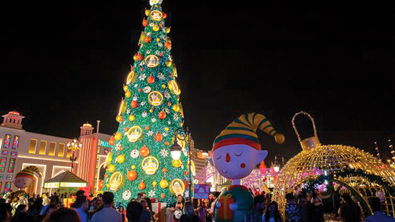 أضواء متلألئة ستزدان بها الشجرة العملاقة. من المصدر