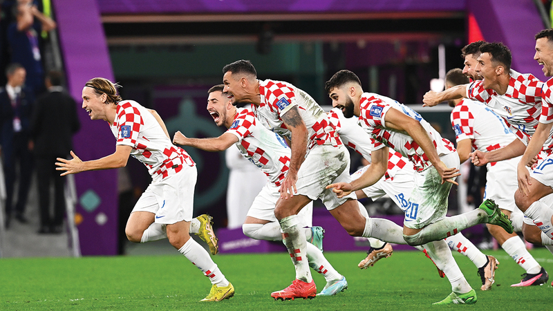 فرحة كبيرة للاعبي كرواتيا بعد إقصاء البرازيل بركلات الترجيح في ربع النهائي أمس. إي.بي.إيه