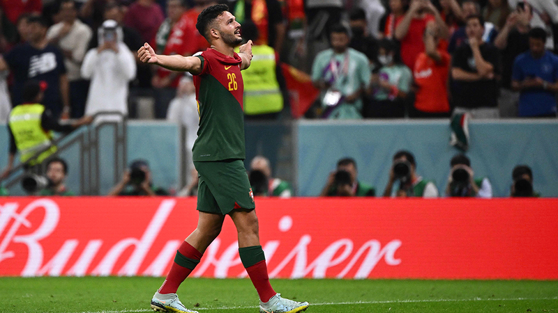 البرتغال اكتشفت مهارة «القناص» راموس خلال الفوز بسداسية على سويسرا. أ.ف.ب