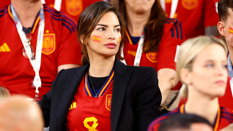 بيتريز إسبيجيل زوجة لاعب وسط إسبانيا كوكي. رويترز