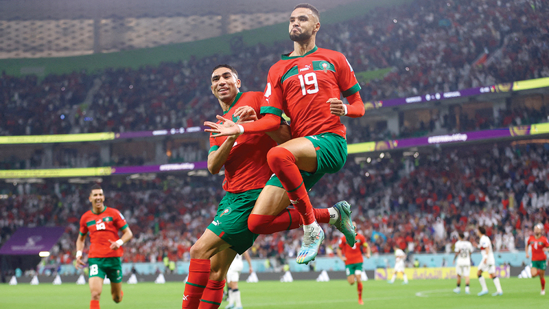 النصيري يطير فرحاً ويحتفل مع حكيمي بعد هدف التاريخ الذي أطاح بالبرتغال من دور الثمانية. رويترز