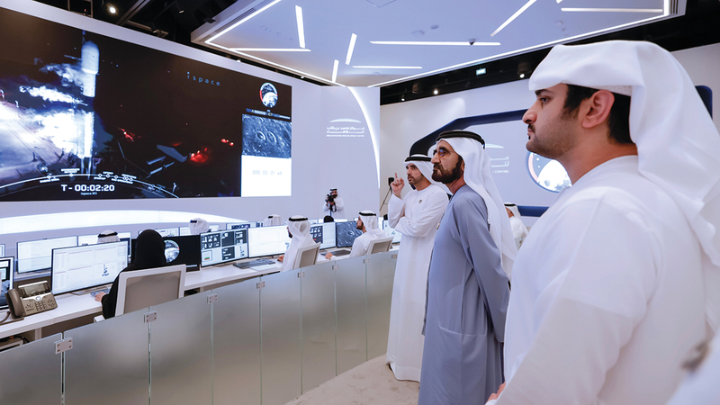 محمد بن راشد زار غرفة التحكم الرئيسة بمركز الفضاء في الخوانيج وتابع إطلاق المستكشف راشد مع فريق العمل. وام