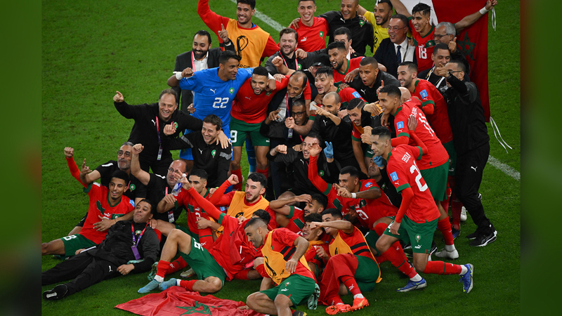 صورة عامة لمنتخب المغرب من لاعبين وجهاز فني وإداريين خلال الاحتفال بالتأهل إلى نصف نهائي كأس العالم أول من أمس. أ.ف.ب