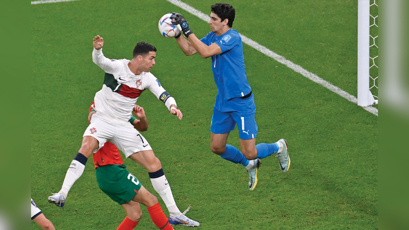 ياسين بونو يتصدى ببراعة لكرة خطرة قبل وصولها إلى رأس رونالدو أول من أمس. أ.ف.ب