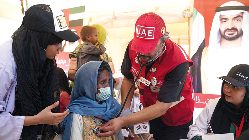 عيادات الإمارات المتنقلة تعالج الأطفال وكبار السن والنساء مجاناً. من المصدر
