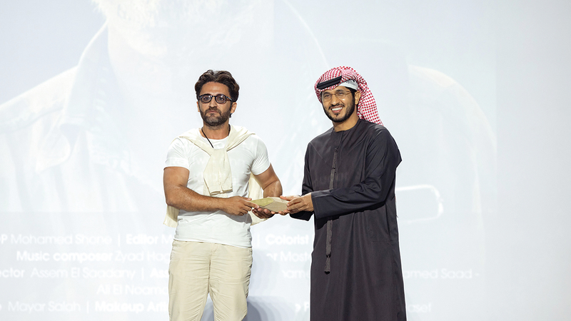 سعيد بن خرباش يكرم مصطفى مراد. من المصدر