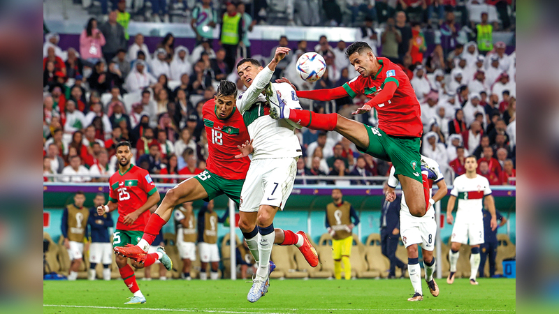 مدافع المغرب بدر بانون يبعد الكرة من أمام رونالدو. إي.بي.إيه