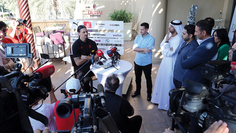 جلسة إعلامية ولقاء مع إبراهيموفيتش نجم إي سي ميلان في دبي. تصوير: إبراهيم صادق