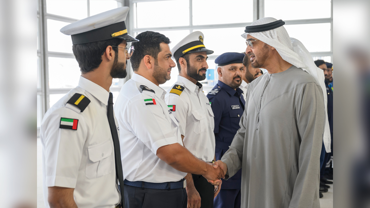 محمد بن زايد خلال جولة في «ميناء خليفة».     وام
