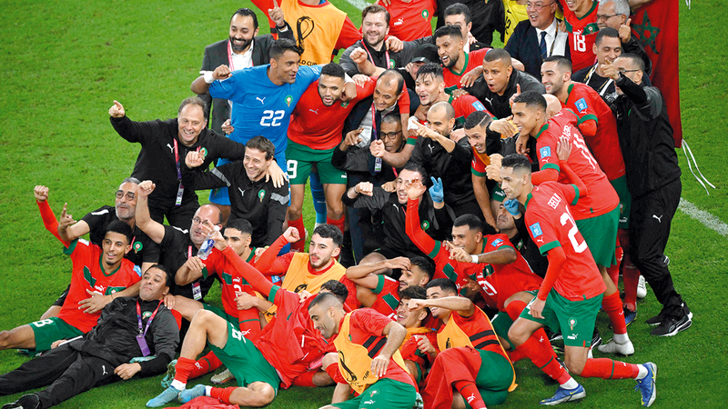 فرحة فريق المغرب بعد تخطي البرتغال في ربع نهائي المونديال.    أ.ف.ب
