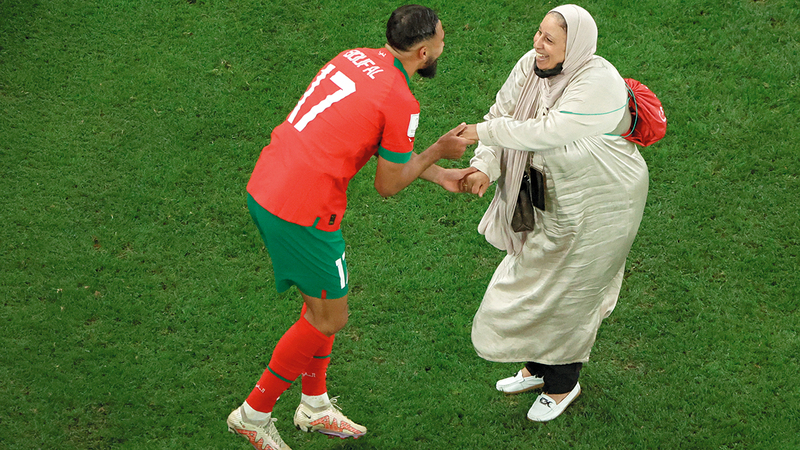 المغربي سفيان بوفال يرقص مع والدته داخل الملعب بعد التأهل إلى نصف نهائي كأس العالم.   غيتي