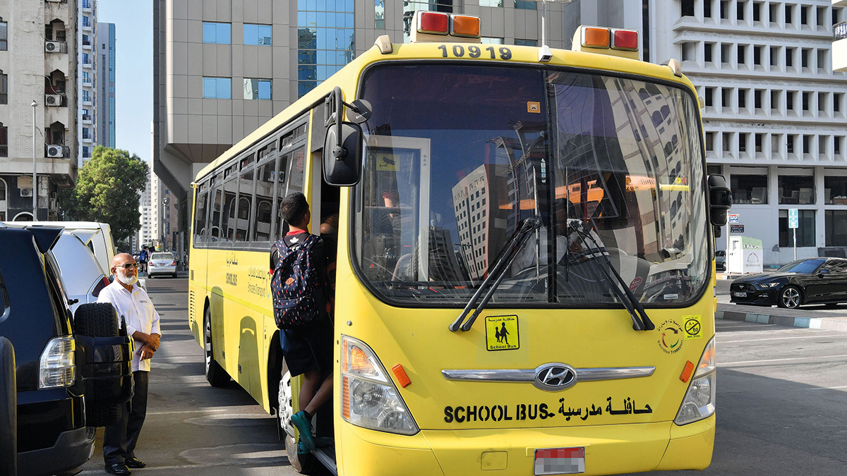 «التربية» تتابع إمكانية تقليص الفترة الزمنية لنقل الطلبة بالحافلات المدرسية.    تصوير: نجيب محمد