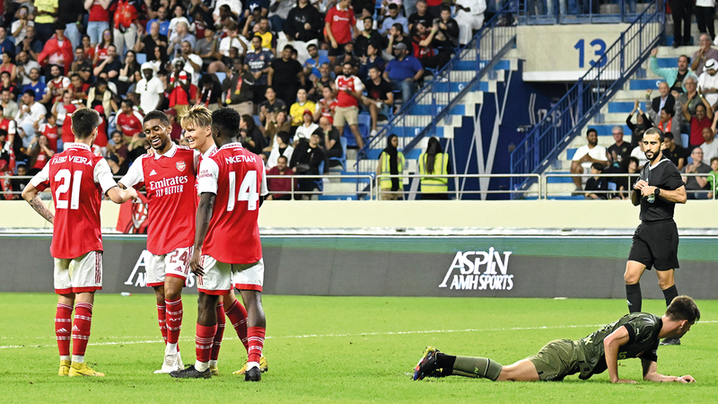 أرسنال يحتفل بالفوز على ميلان.   تصوير: أسامة أبوغانم