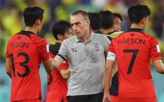 الصورة: مدرب كوريا الجنوبية يودع لاعبيه بكلمات مؤثرة