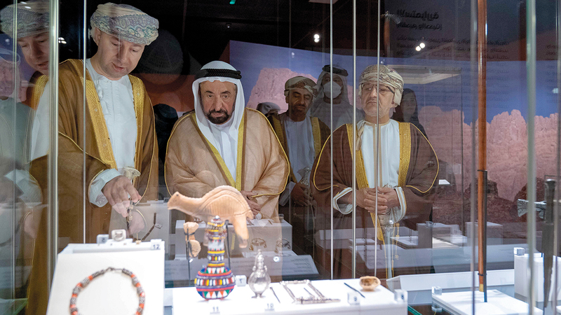 حاكم الشارقة يطلع على مقتنيات في المعرض.  من المصدر