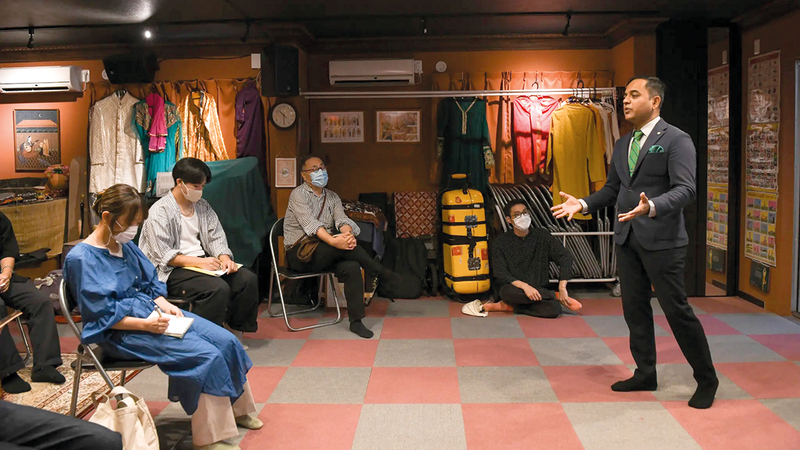 بوارنيك يلقي درساً أمام طلاب يابانيين.   من المصدر «نيويورك تايمز»