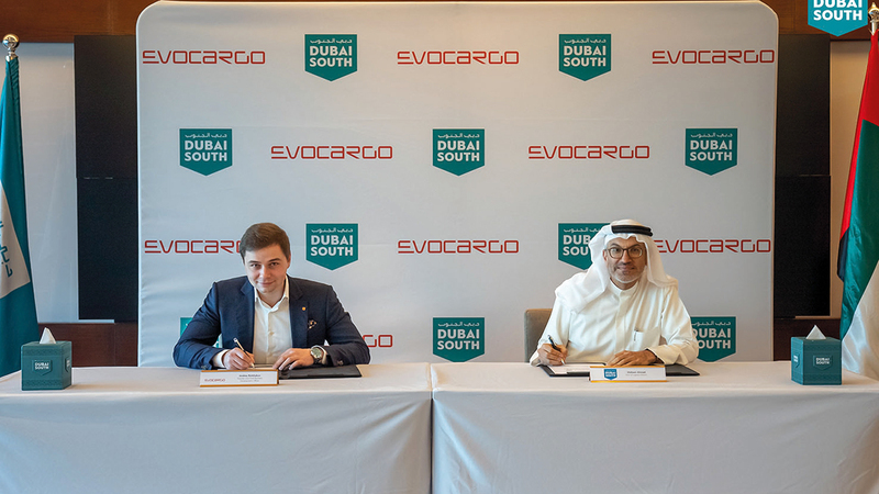 محسن أحمد وبولشاكوف خلال توقيع المذكرة.   من المصدر