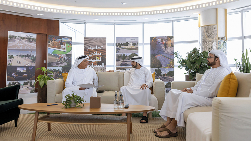 حمدان بن محمد خلال استعراض مستجدات خطة تطوير الأحياء النموذجية للمواطنين في إمارة دبي.   وام