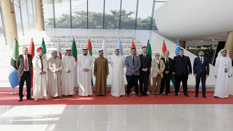 أحمد بن محمد مع ممثلي الدول المشاركة في الاجتماع التأسيسي للاتحاد الدولي لرياضات وسباقات الصقور.   من المصدر