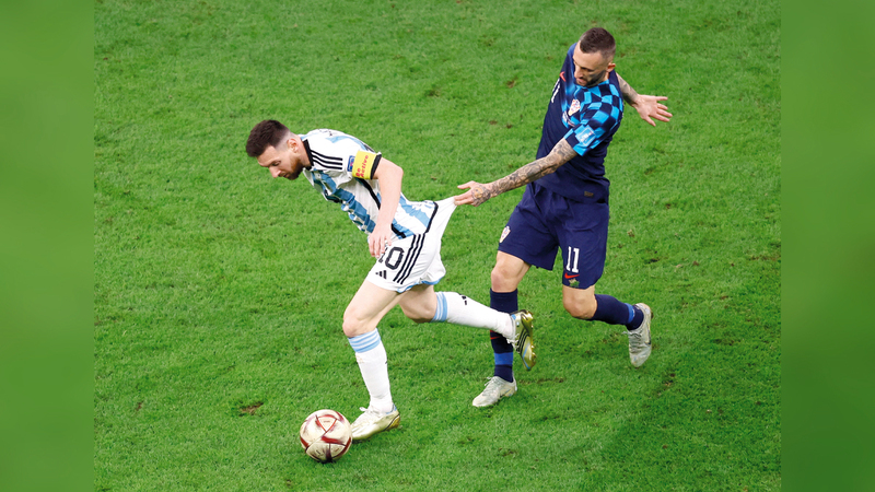 اللاعب الكرواتي مارسيلو بروزوفيتش يحاول منع ميسي من التقدم. 	  رويترز