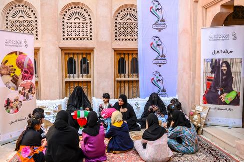 كما نظمت المراكز النسائية التابعة للنادي عدداً من الورش للطالبات عن الحرف النسائية التقليدية كالسدو والتلي والغزل والخياطة وصنع البراقع والأساور بالإضافة إلى الورش الفنية مثل إعداد لوحات من الأصداف البحرية، وترتيب أجزاء النحلة.