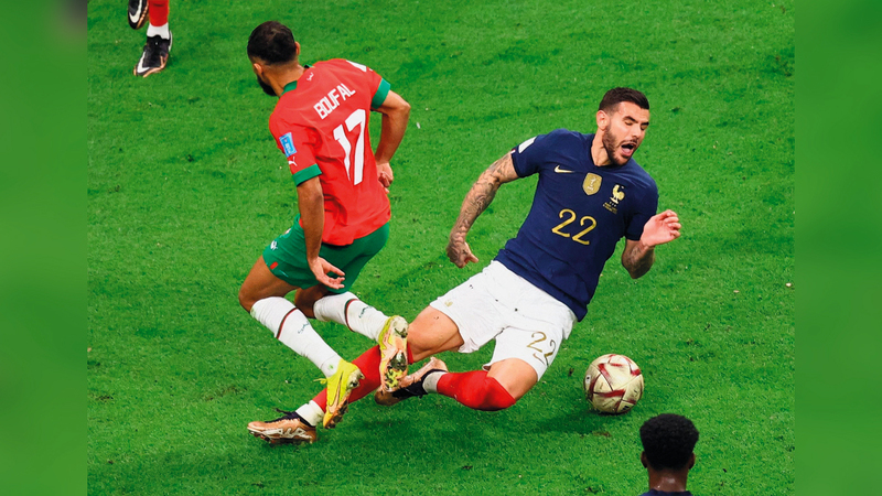 لحظة إعاقة المغربي بوفال داخل منطقة الجزاء الفرنسية من ثيو هيرنانديز.   أ.ف.ب