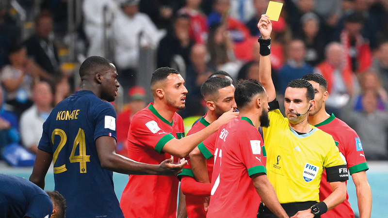 الحكم المكسيكي اتخذ قراراً عكسياً وأشهر البطاقة الصفراء في وجه بوفال.   أ.ف.ب