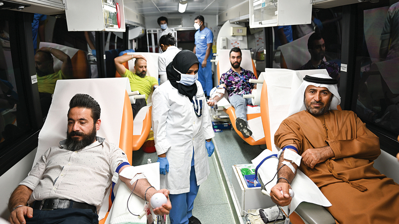 متبرعون بالدم في حملة «دمي لوطني». تصوير: أحمد عرديتي