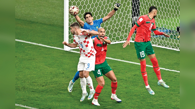 الحارس المغربي ياسين بونو يتصدى لكرة كرواتية. أ.ف.ب