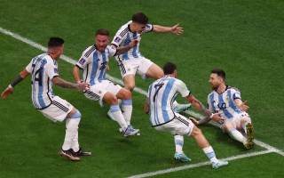 الصورة: كأس العالم هدية لشعب الأرجنتين وسط ظروف اقتصادية طاحنة