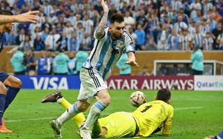 الصورة: الأرجنتين على عرش كرة القدم.. ميسي يجاور العظماء ويرفع كأس العالم (صور)