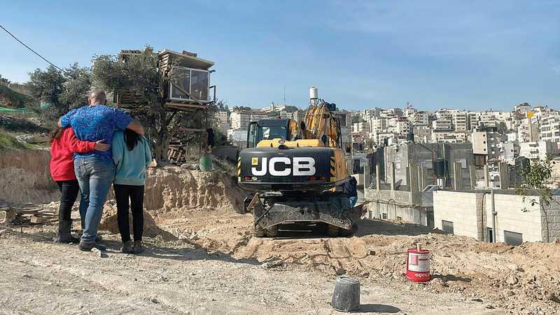 المقدسي ثائر عبيد هدم منزله ذاتياً بالعيساوية.  الإمارات اليوم