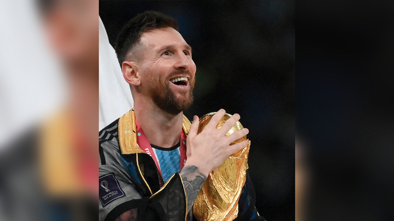 ميسي عانق الكأس الأغلى.. وأشعل مواقع التواصل العالمي وحسابات الفنانين العرب. أ.ف.ب