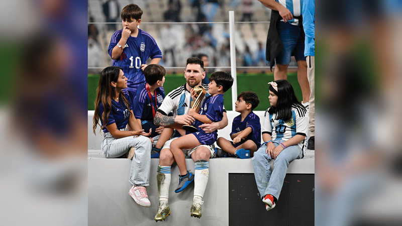 ميسي ترك الأجواء الصاخبة أثناء التتويج واحتفل مع زوجته أنتونيلا وعائلته في استاد لوسيل. أ.ف.ب