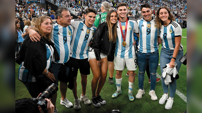 المهاجم الأرجنتيني جوليان ألفاريز (الثالث من اليمين) يقف مع أقاربه بعد فوزه في نهائي كأس العالم. أ.ف.ب