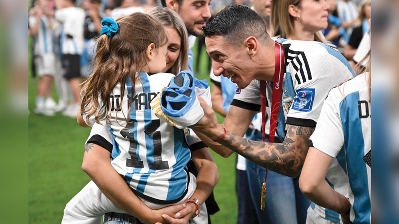 لاعب خط وسط الأرجنتين أنخيل دي ماريا احتفل مع زوجته جورجلينا. أ.ف.ب