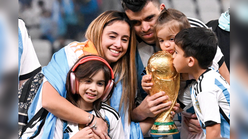 مدافع الأرجنتين ماركوس أكونا وزوجته جوليا سيلفا (يسار) وأطفالهما مورا (يسار) ومارتينا (ثانياً) وبنجامين يحتفلون بالكأس الغالية. أ.ف.ب