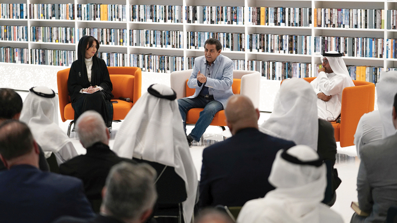 العراقي يلقي أشعاره خلال الأمسية التي جمعته مع إبراهيم محمد إبراهيم وأدارتها سلمى الحفيتي.   من المصدر