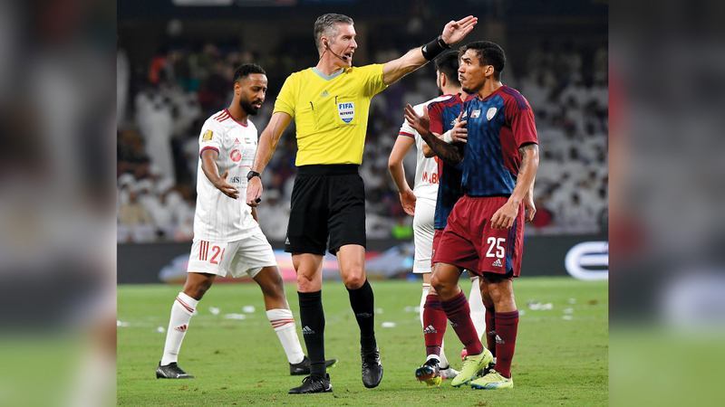 الحكم النيوزيلندي ماثيو كونجر أدار مباراة الشارقة والوحدة في نهائي كأس رئيس الدولة.   تصوير: إريك أرازاس