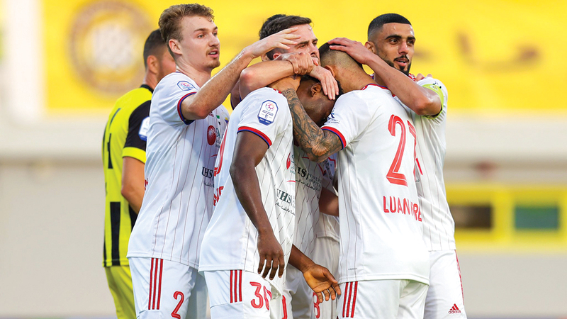 نجوم الشارقة يحتفلون بالفوز الكبير على كلباء.   من المصدر