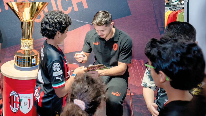 إبراهيم دياز يوقع للمشجعين في «دبي مول».   من المصدر