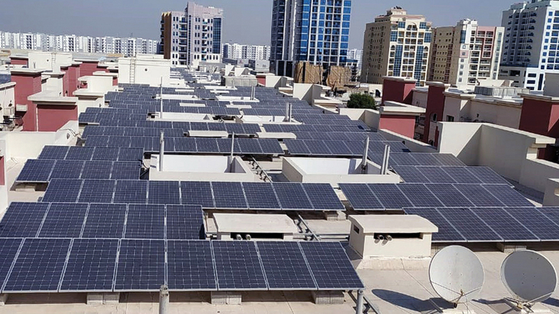 «أوقاف دبي» تنتج الكهرباء من الخلايا الشمسية في مباني المحيصنة.   من المصدر