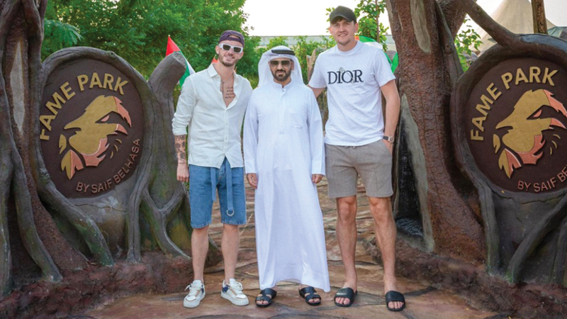 سيف بالحصا يتوسط ماغواير وماديسون في حديقة حيوان بدبي.   من المصدر