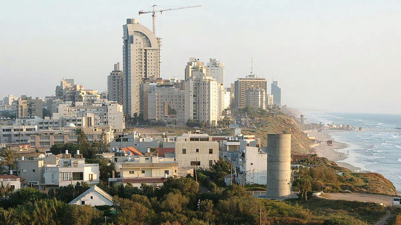 تجمّع «غوش دان» بالساحل الفلسطيني نقطة انتهاء الشارع.   الإمارات اليوم