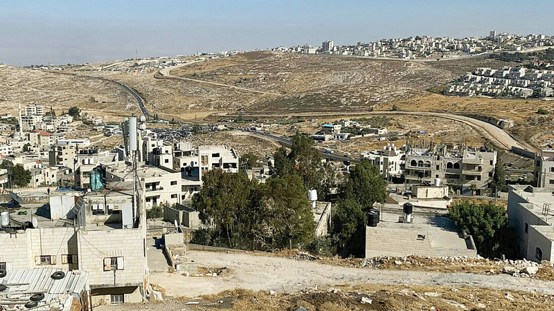 الشارع الجديد يمر عبر أراضي بلدة «حزما» ويصادرها.   الإمارات اليوم